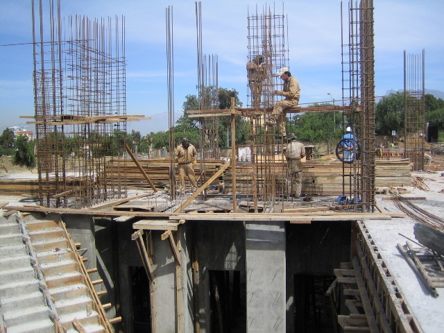 Cuadrilla de martínez paz s.a. trabajando en una obra en estructura