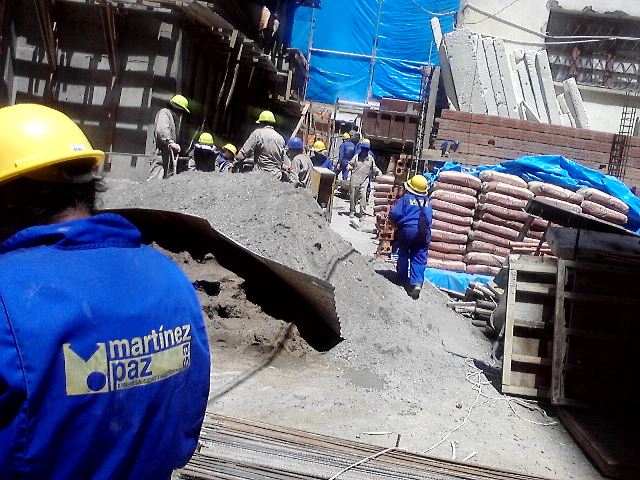 Personal de martínez paz s.a. con casco y uniforme de la empresa en obra